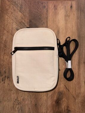 Brixley Coastal Medium Crossbody Bag